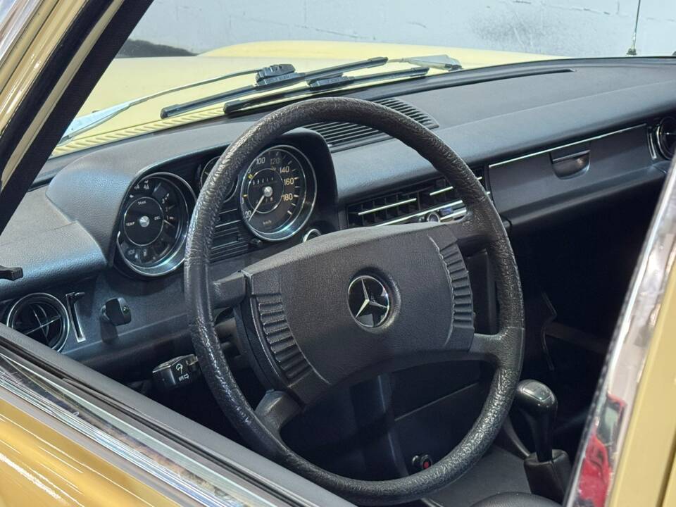 Immagine 18/35 di Mercedes-Benz 200 (1975)