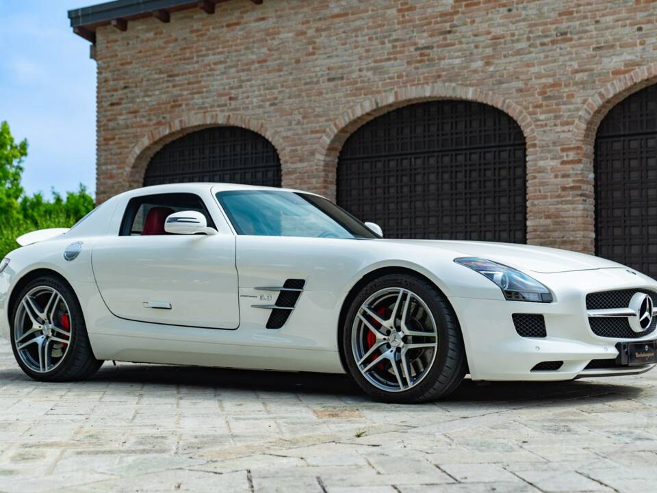 Image 10/50 of Mercedes-Benz SLS AMG (2010)
