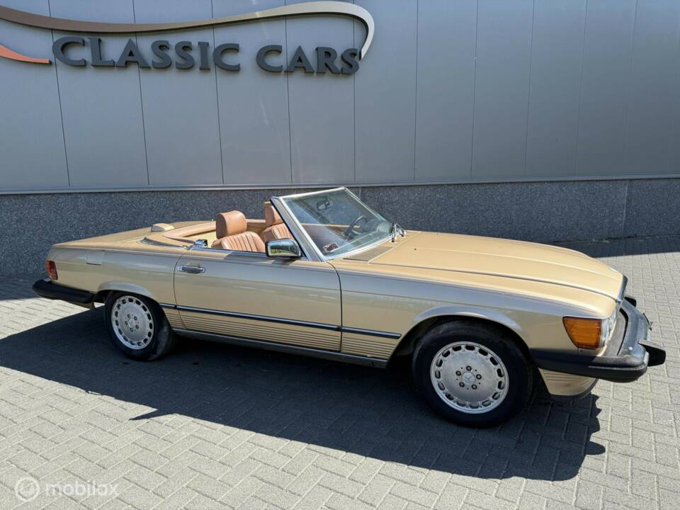 Immagine 6/41 di Mercedes-Benz 560 SL (1986)