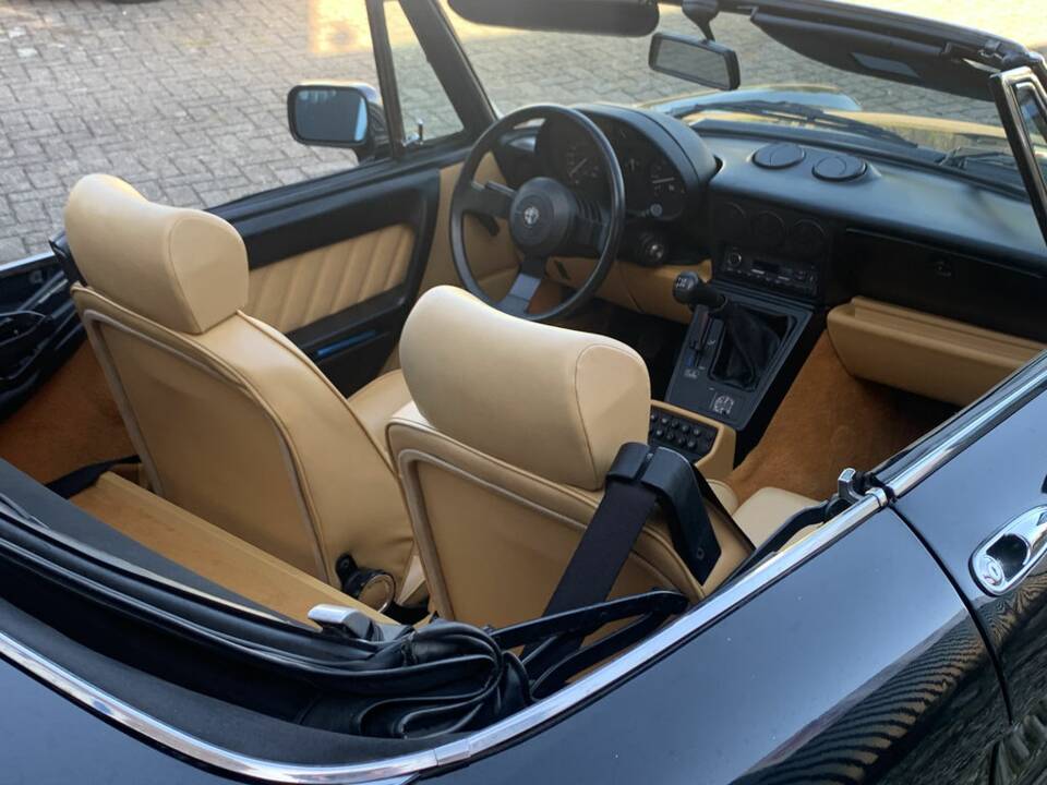 Imagen 2/8 de Alfa Romeo 2.0 Spider (1991)