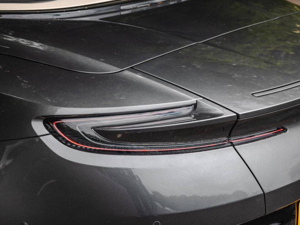 Image 9/39 of Aston Martin DB 11 Volante (2018)
