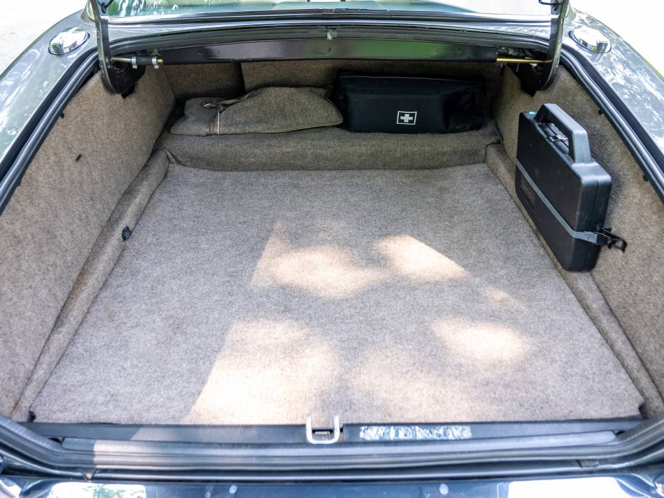 Image 36/42 of Daimler Double Six (1989)