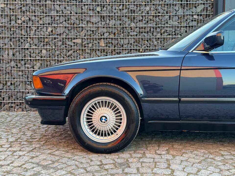 Immagine 36/99 di BMW 735i (1988)