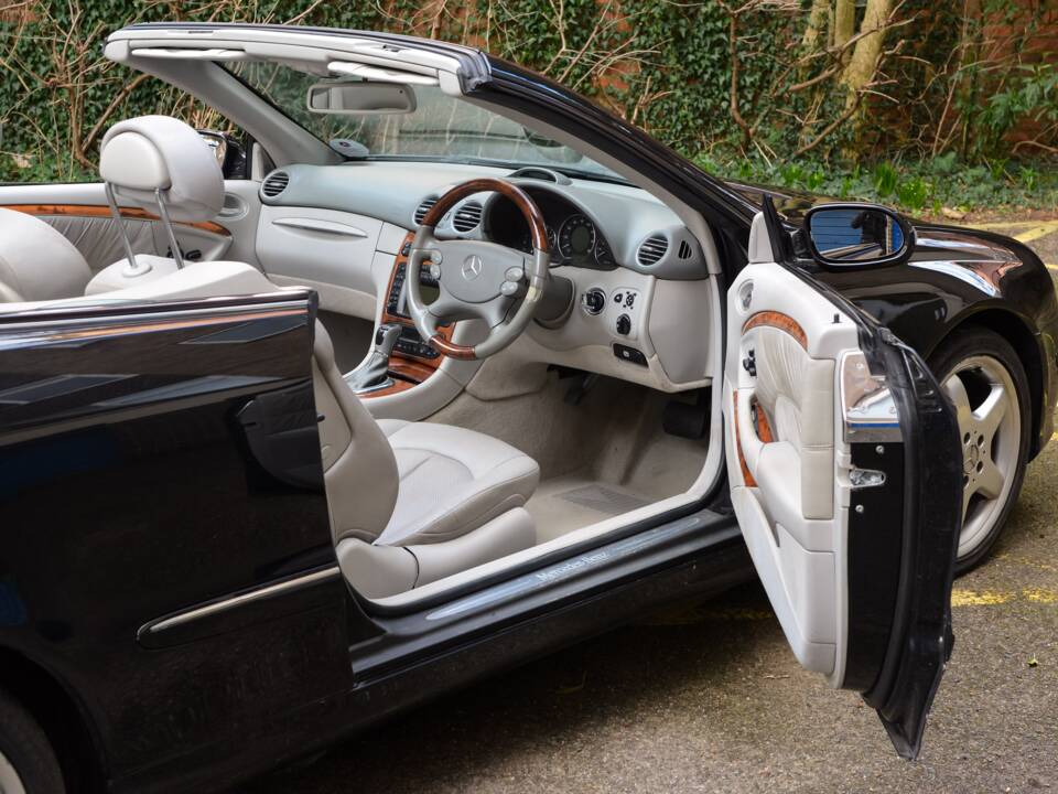 Image 25/46 de Mercedes-Benz CLK 500 (2004)