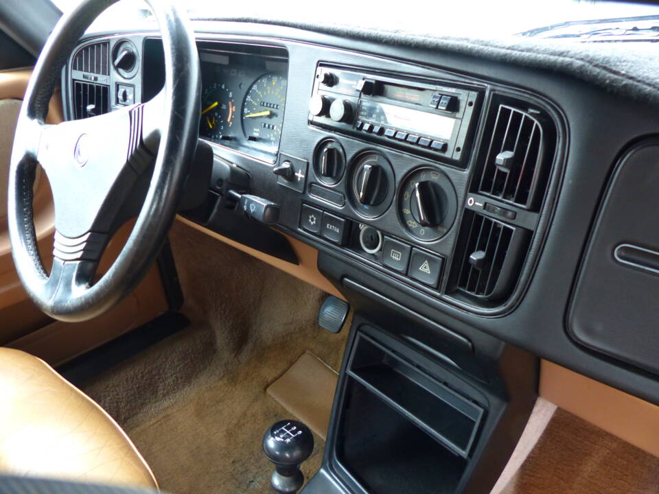 Image 16/20 of Saab 900 Turbo (1989)