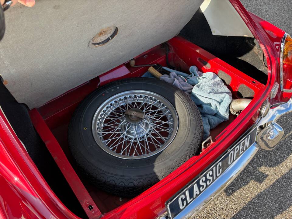 Image 20/23 of MG MGB GT (1968)