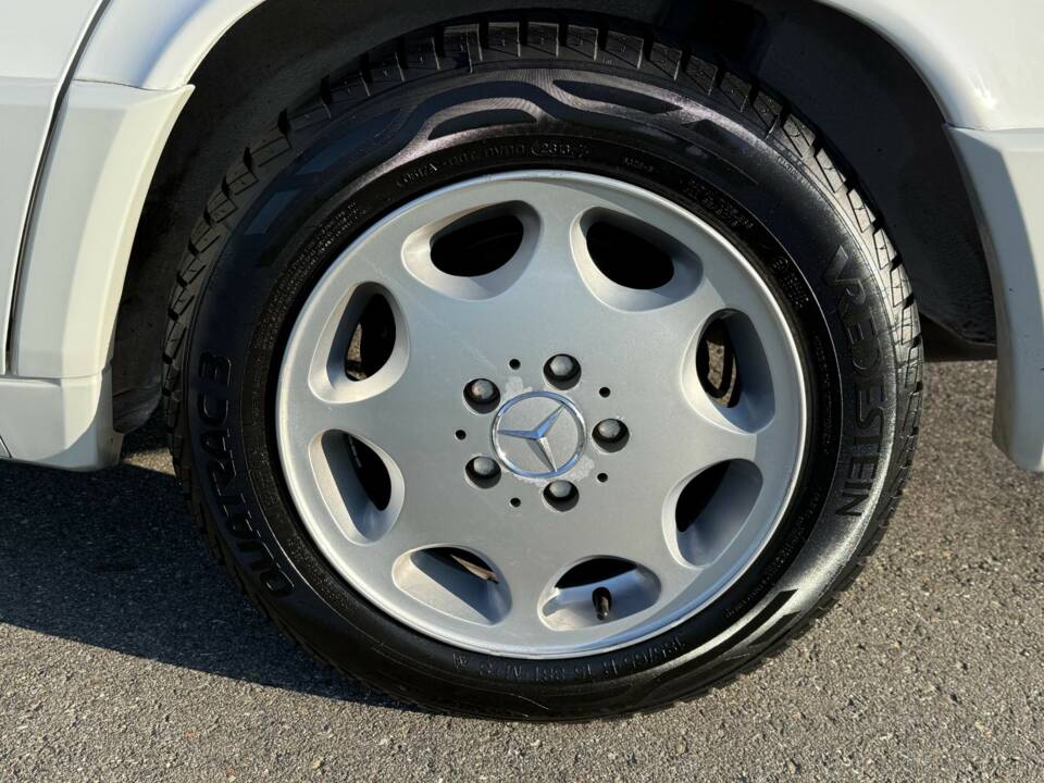 Bild 19/21 von Mercedes-Benz 190 E 1.8 (1990)