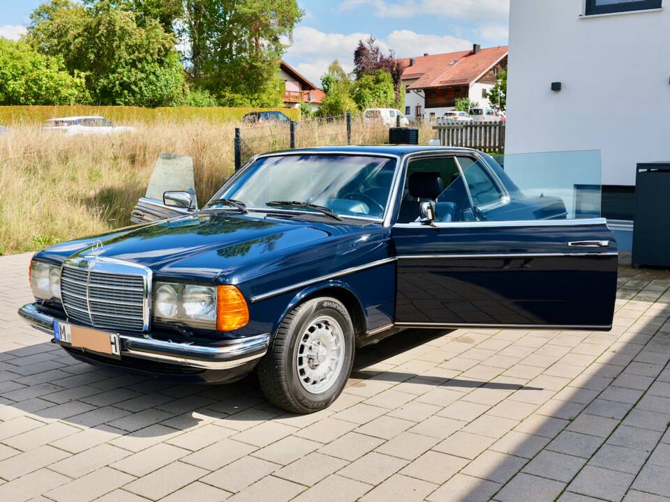 Bild 67/99 von Mercedes-Benz 230 CE (1983)