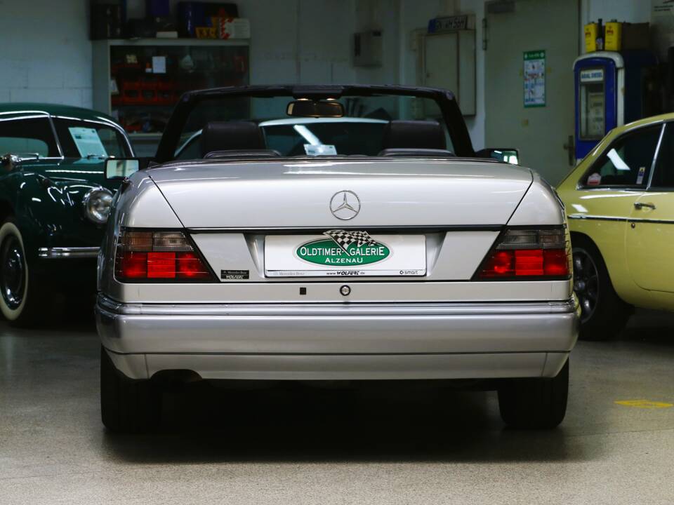 Immagine 37/43 di Mercedes-Benz E 200 (1994)