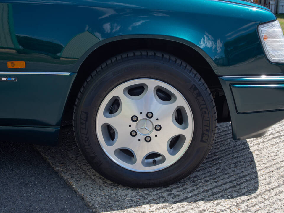 Image 22/26 of Mercedes-Benz E 320 (1996)