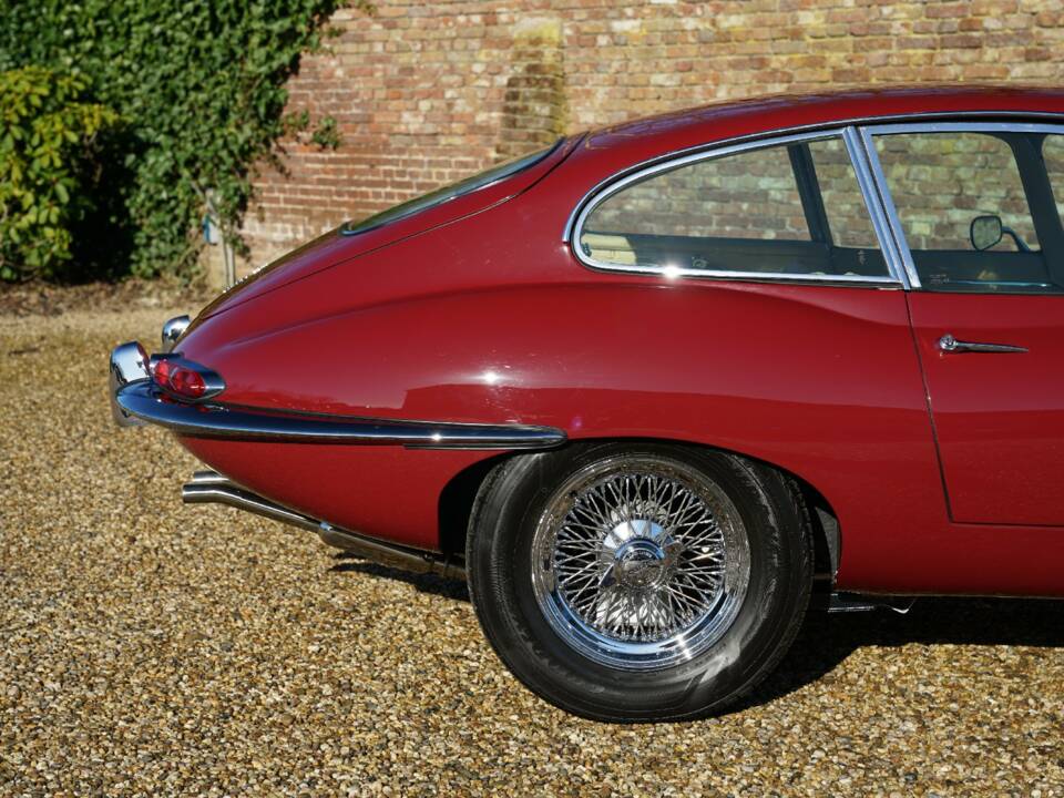 Image 25/50 de Jaguar E-Type (1968)