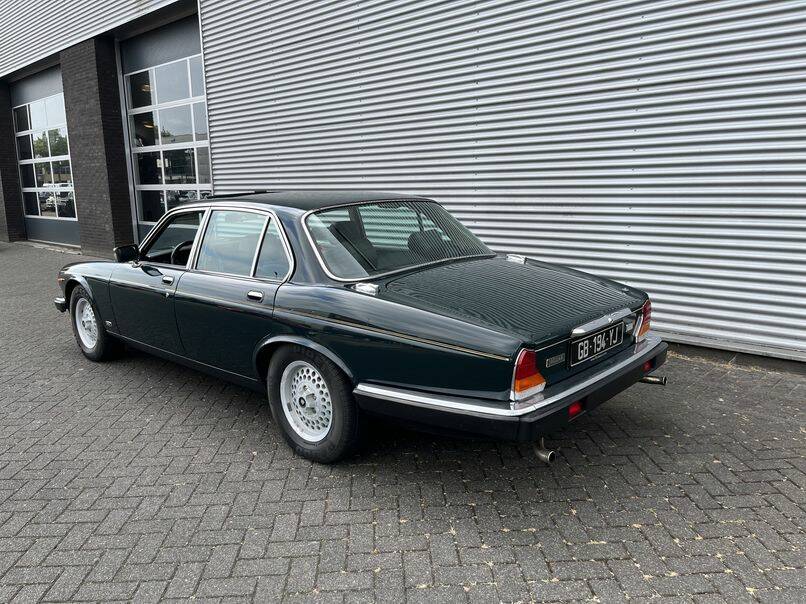 Image 8/8 of Jaguar XJ 12 (1991)