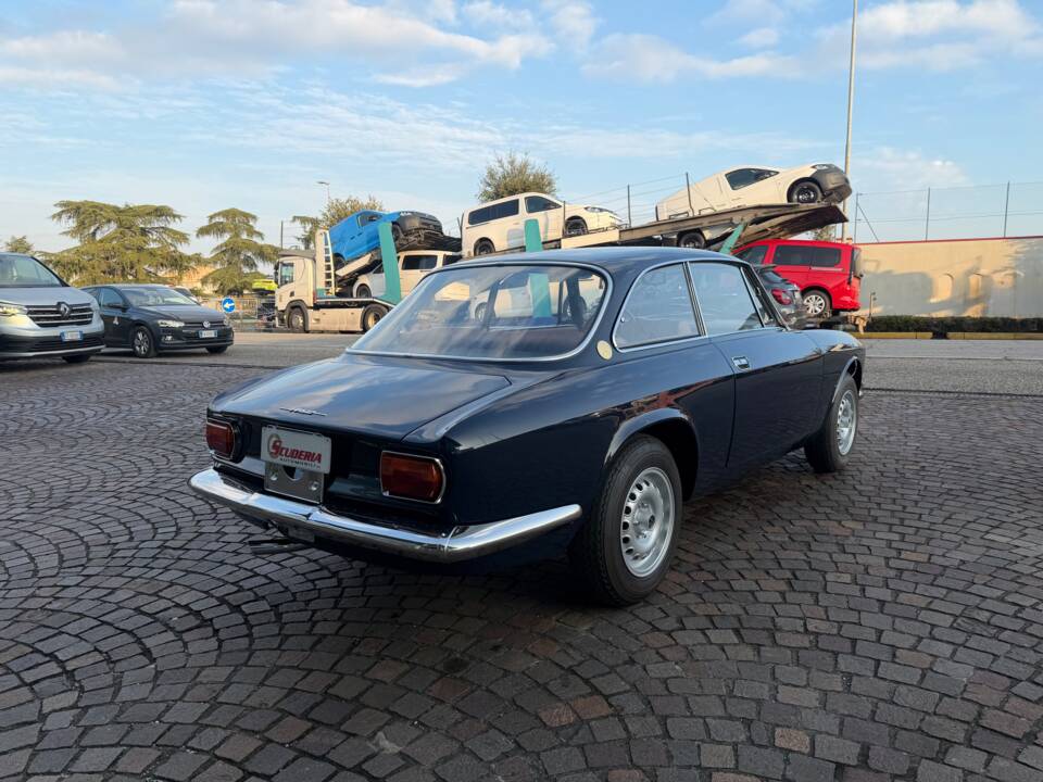 Image 6/27 of Alfa Romeo 1750 GT Veloce (1969)