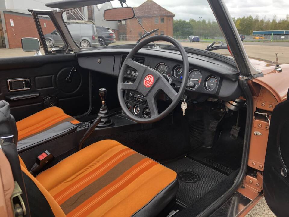 Image 11/13 of MG MGB V8 (1982)