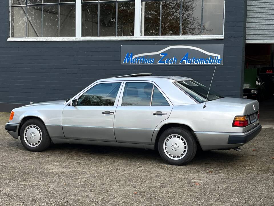 Image 7/24 of Mercedes-Benz 260 E (1990)