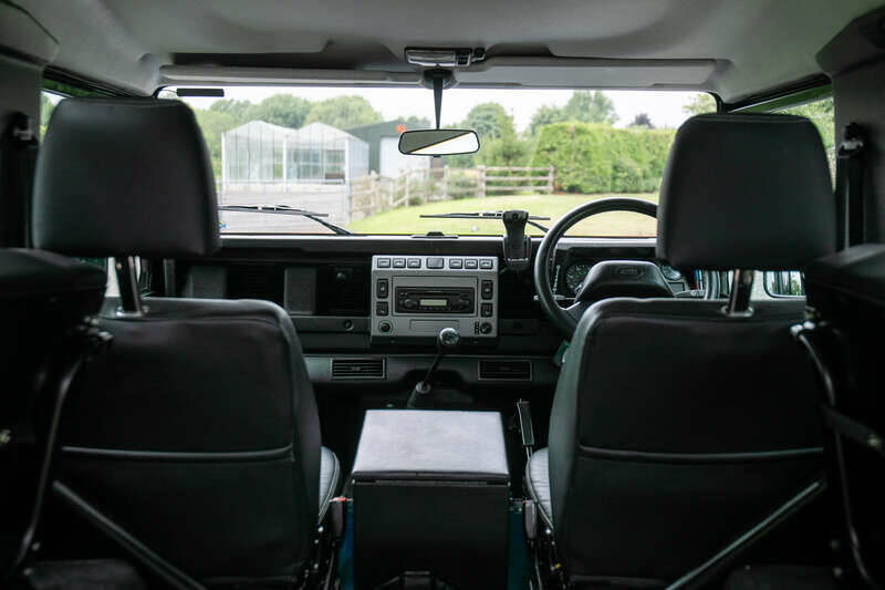 Image 18/50 de Land Rover Defender 90 Td5 (2003)