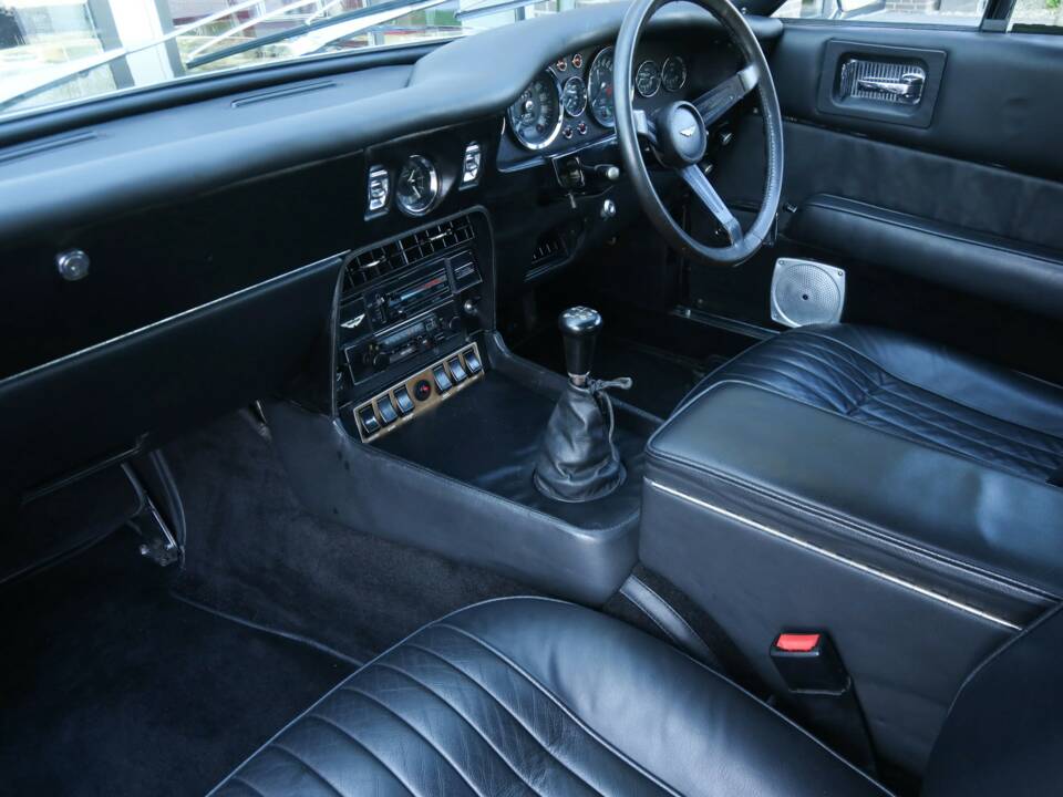 Image 10/50 of Aston Martin DBS V8 (1972)