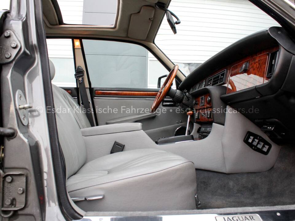Immagine 33/46 di Jaguar XJ 12 (1986)