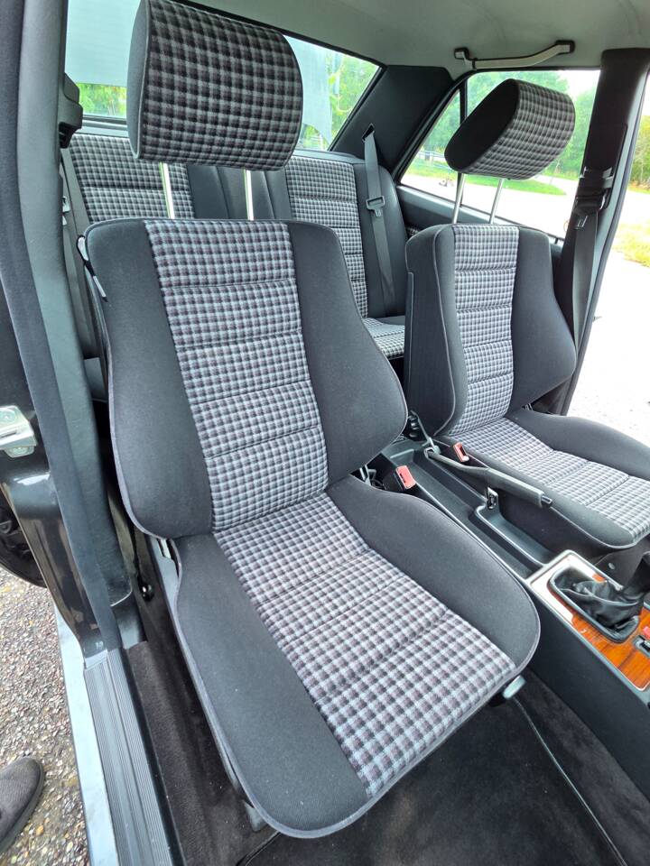Bild 22/39 von Mercedes-Benz 190 E 1.8 (1992)