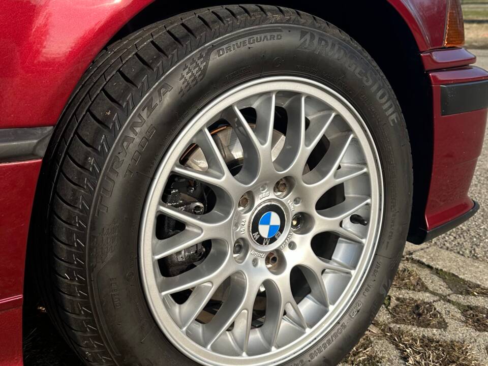 Bild 44/57 von BMW 320i (1993)