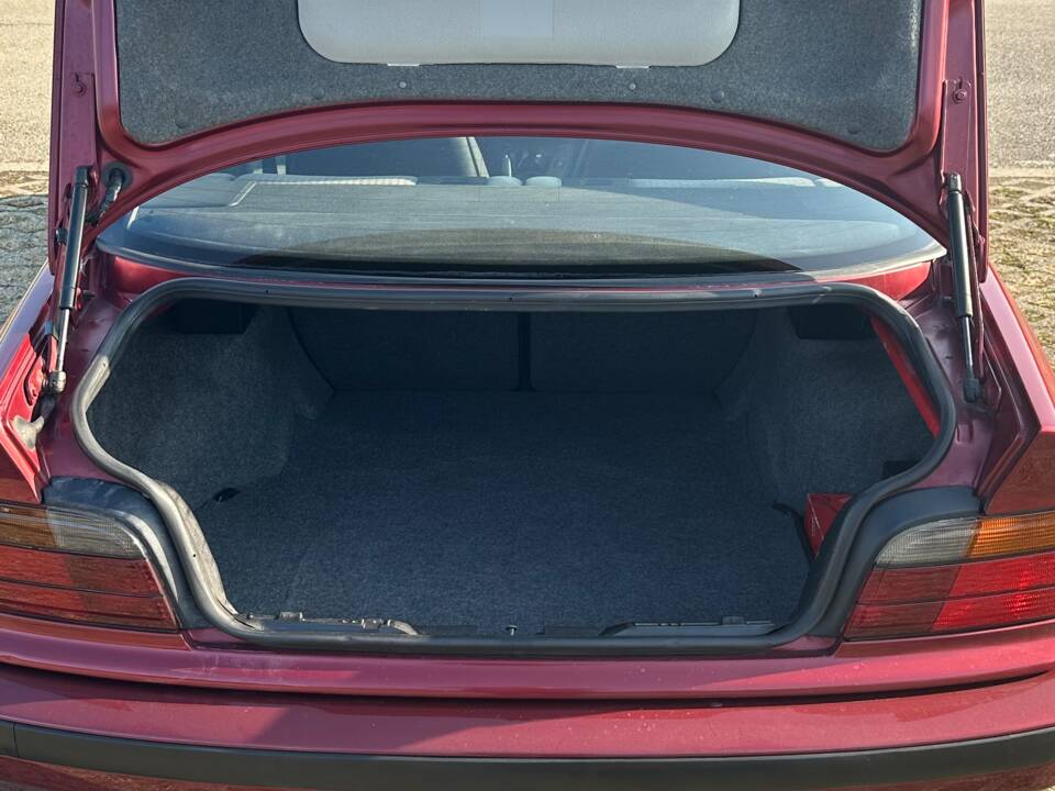 Bild 37/57 von BMW 320i (1993)