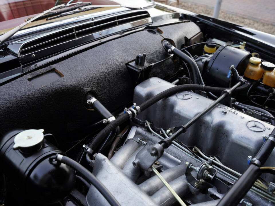 Image 14/50 de Mercedes-Benz 280 SL (1969)