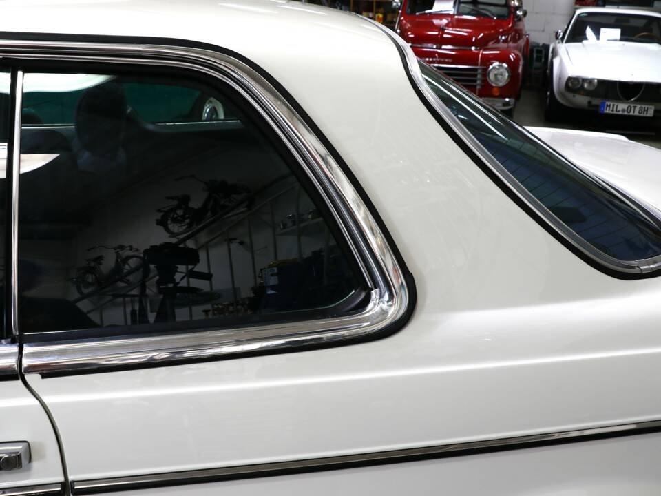 Bild 22/38 von Mercedes-Benz 230 CE (1984)