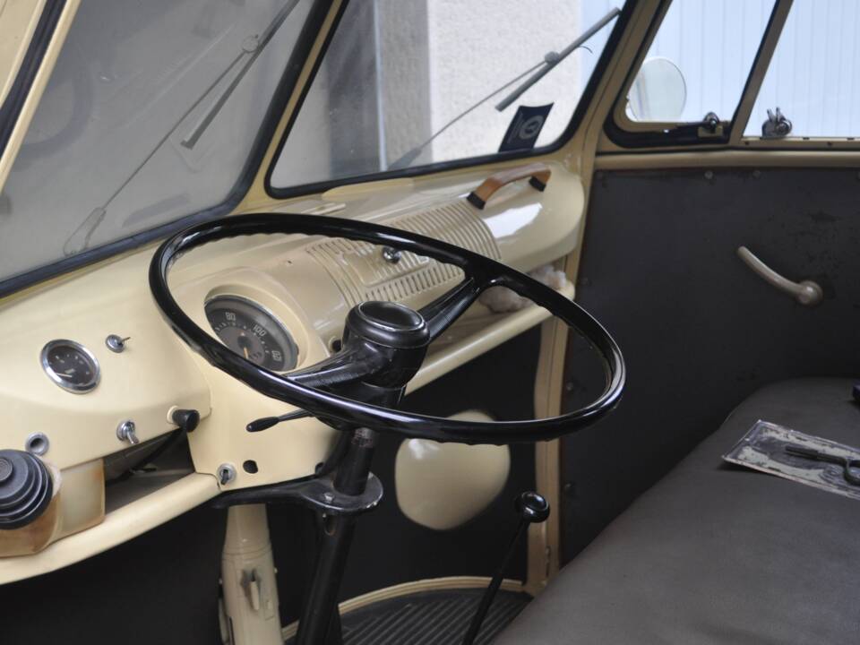 Image 24/31 of Volkswagen T1 minibus (1962)