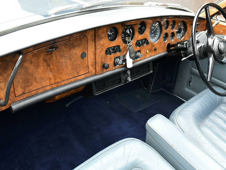 Image 29/50 of Bentley S 3 Continental Flying Spur (1963)