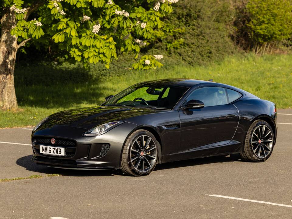Image 38/45 of Jaguar F-Type (2016)