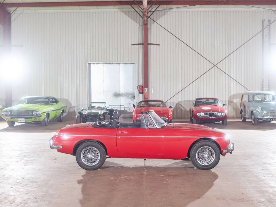 Image 7/27 of MG MGB GT (1972)