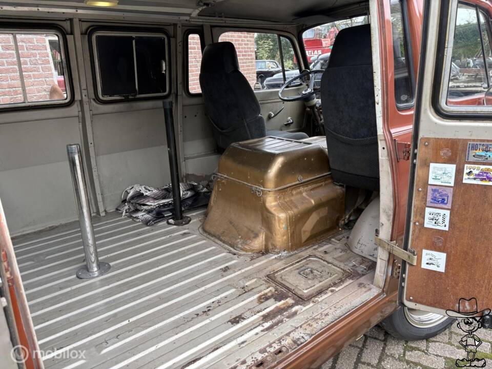 Image 26/50 of Chevrolet G-10 Van (1965)
