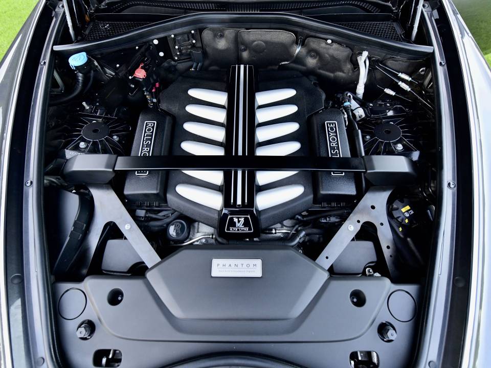 Image 21/50 of Rolls-Royce Phantom VIII (2020)