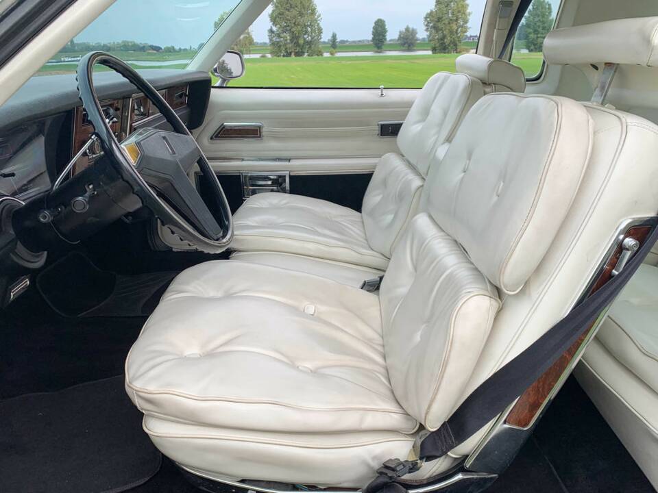 Bild 2/8 von Oldsmobile Toronado Brougham (1977)