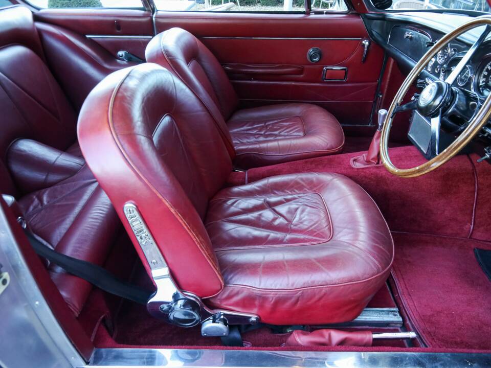 Bild 22/50 von Aston Martin DB 6 (1968)