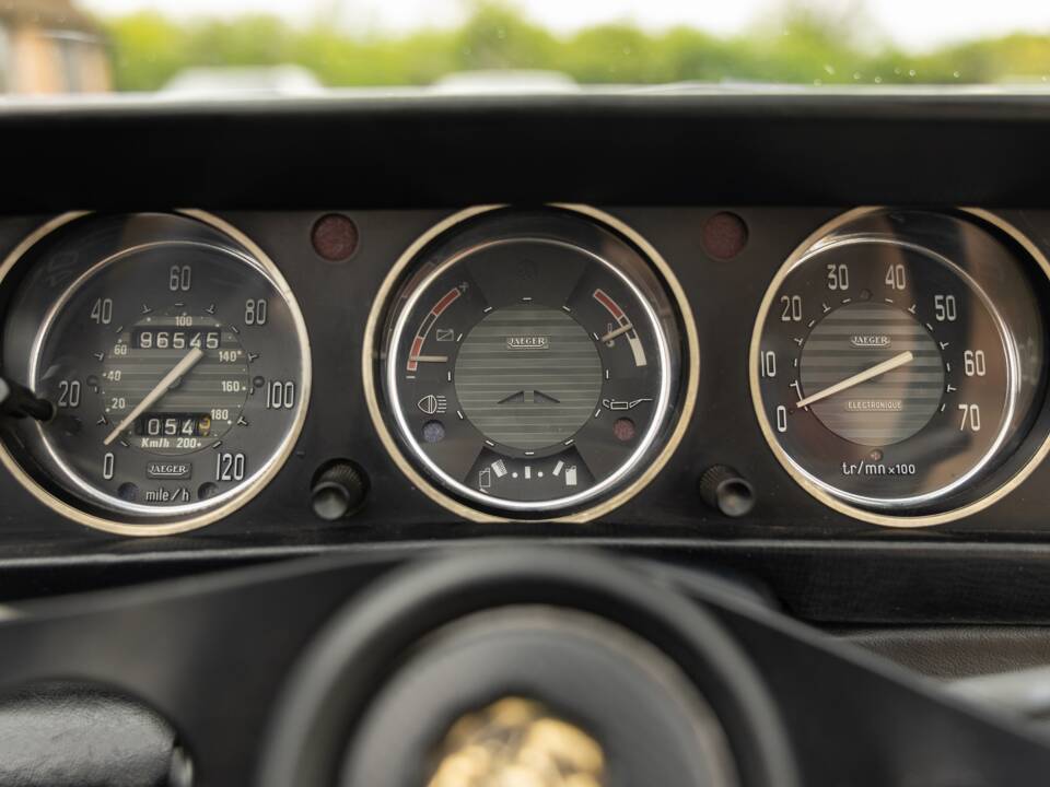 Image 27/45 of Peugeot 504 Convertible (1974)
