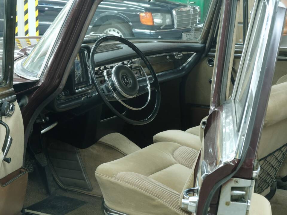 Image 18/50 of Mercedes-Benz 300 SE lang (1965)