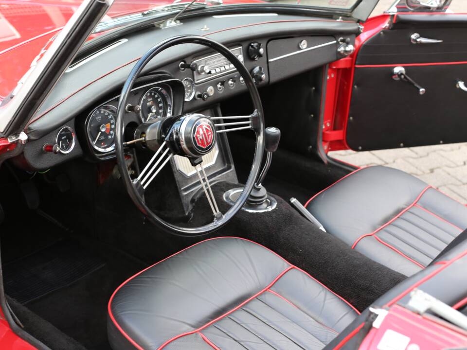 Image 22/49 of MG MGB (1966)