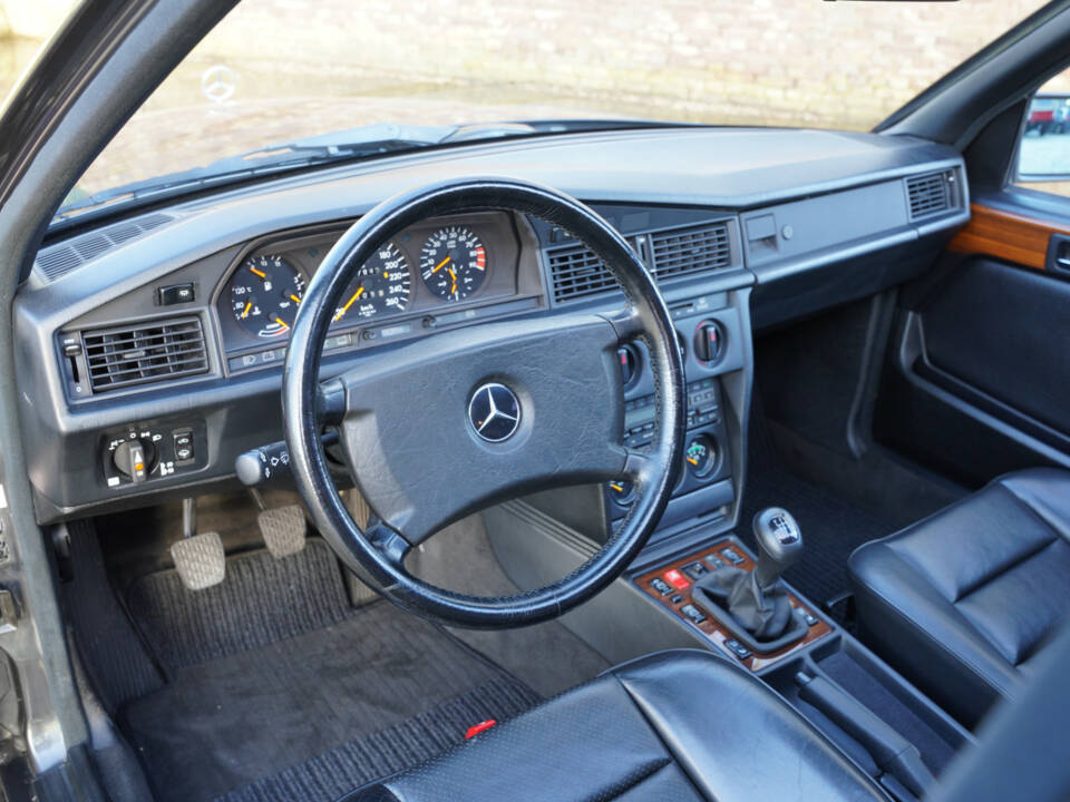 Immagine 41/50 di Mercedes-Benz 190 E 2.5-16 (1991)