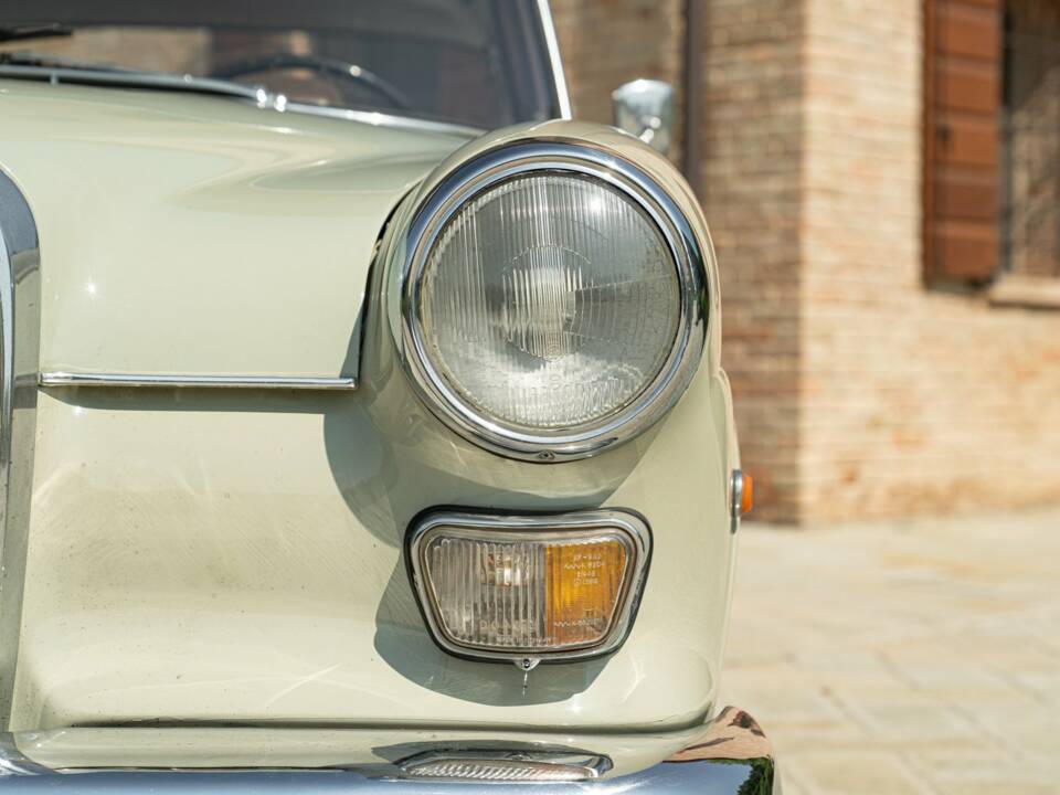Image 11/50 of Mercedes-Benz 200 (1966)