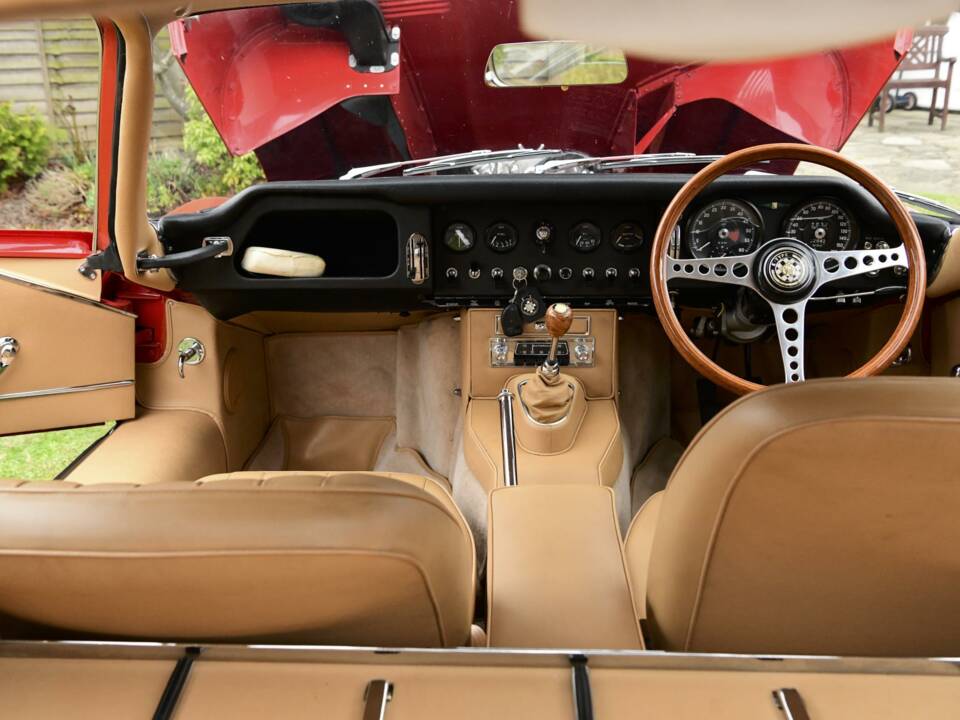 Image 26/50 de Jaguar E-Type (1968)