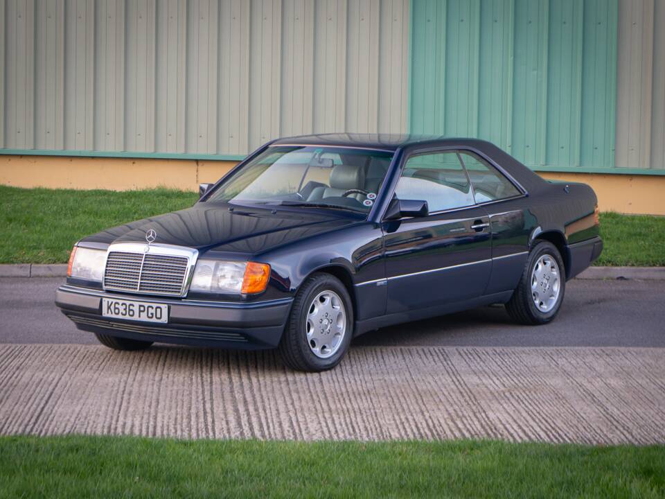 Bild 2/30 von Mercedes-Benz 300 CE (1992)