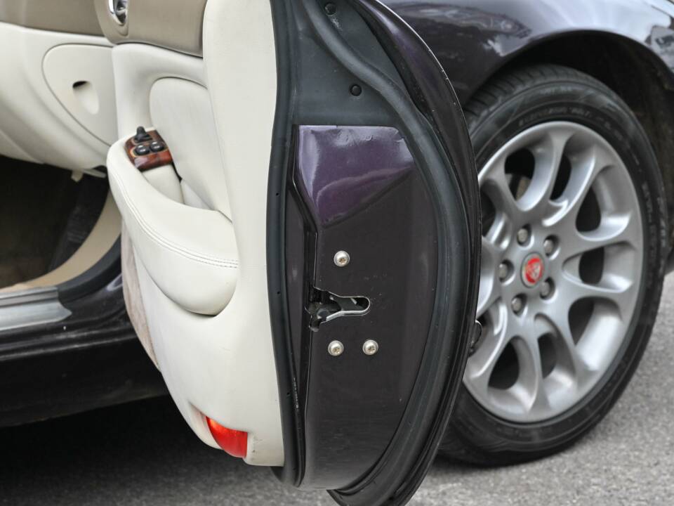 Image 26/50 of Jaguar XKR (1998)
