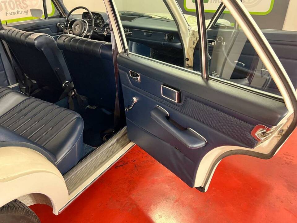 Image 29/46 of Mercedes-Benz 220 D (1972)