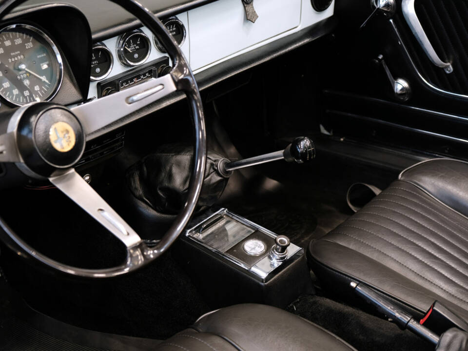 Image 12/23 of Alfa Romeo 1750 Spider (1969)