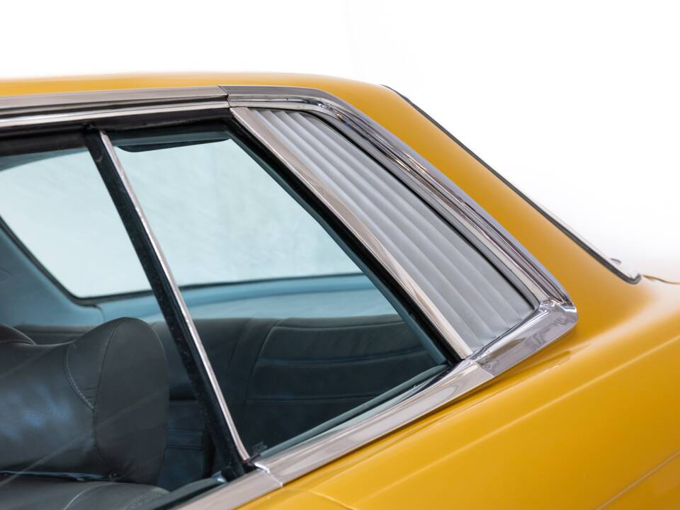 Image 25/32 of Mercedes-Benz 350 SLC (1971)