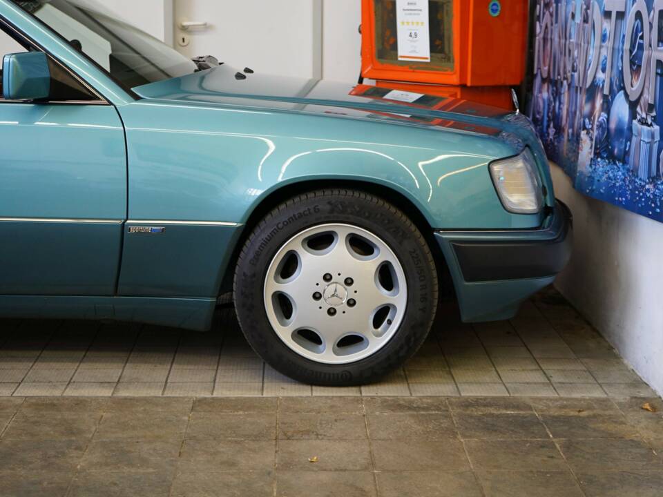Afbeelding 47/50 van Mercedes-Benz 300 CE-24 (1993)
