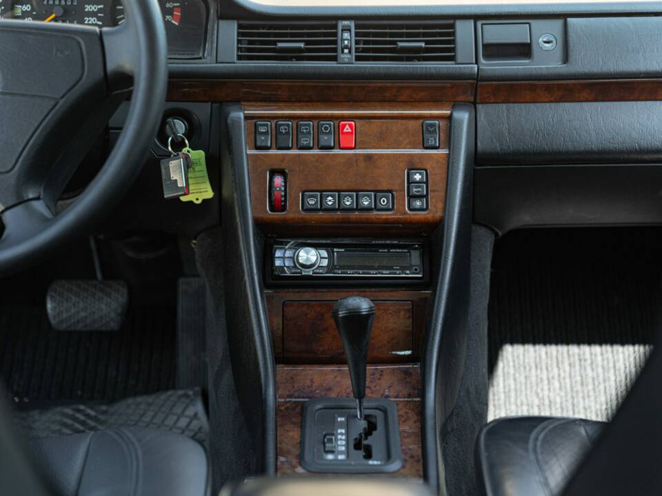Immagine 27/44 di Mercedes-Benz 200 TE (1992)