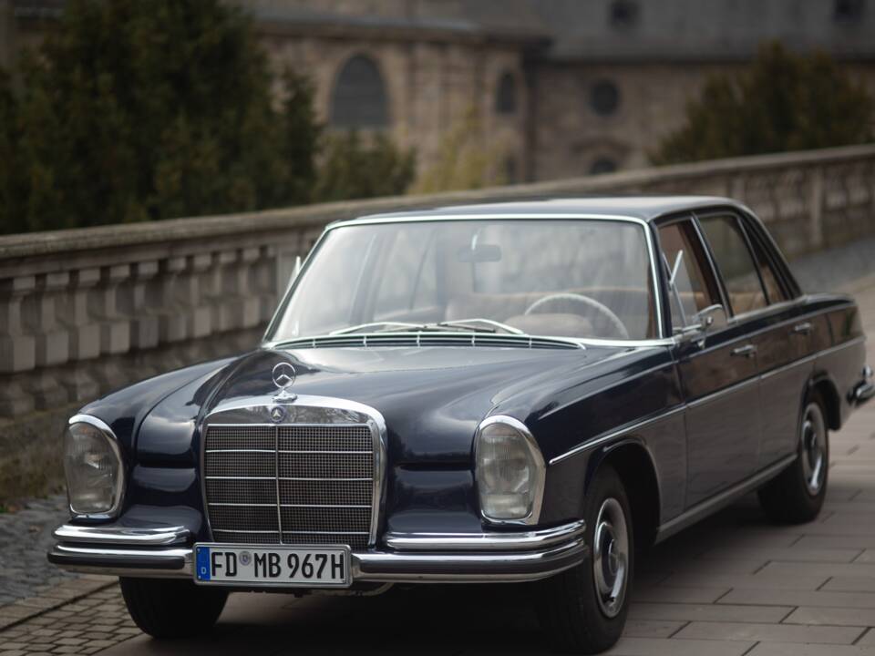 Image 4/52 of Mercedes-Benz 250 S (1967)