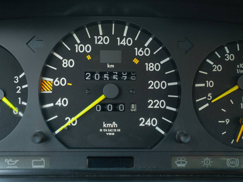 Image 41/46 de Mercedes-Benz 300 CE (1988)